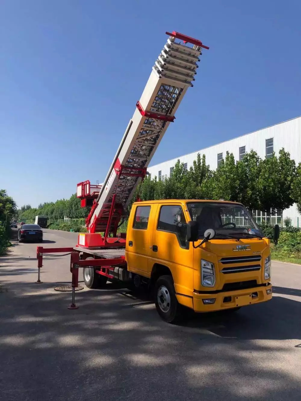 仁兴镇附近的云梯车出租服务：轻松解决高空作业需求